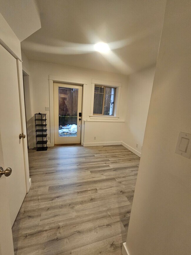 Building Photo - Spacious 3 Bedroom Townhome in West Seattle!