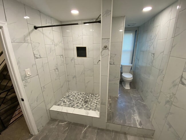 Building Photo - 1725 Monument St