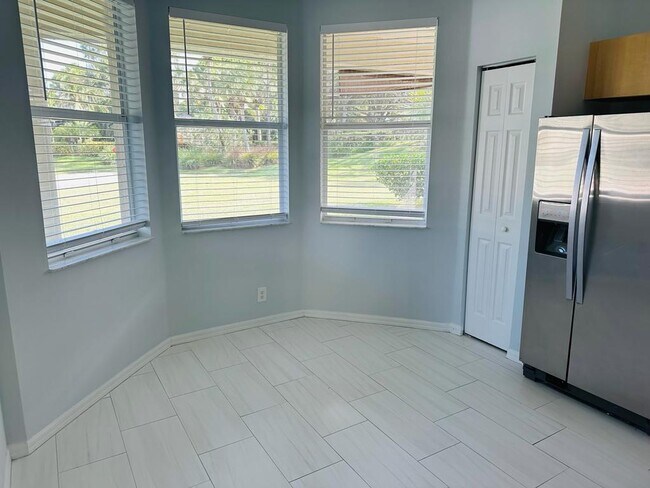 Building Photo - 205 SW Maclay Way