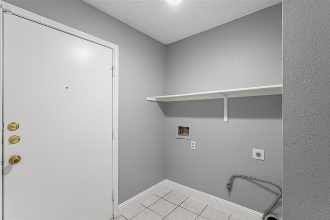 Building Photo - 16207 Parkway Dr