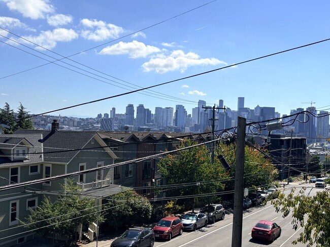 Building Photo - Marvelous Queen Anne Condo!