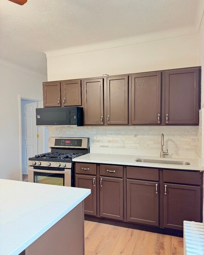 Building Photo - 5104 N Austin Ave