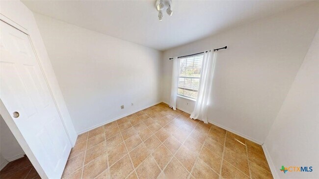 Building Photo - 411 Tomahawk Dr