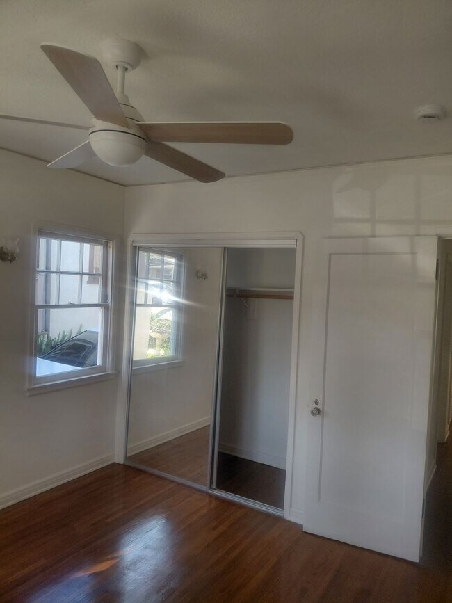 Building Photo - 1010