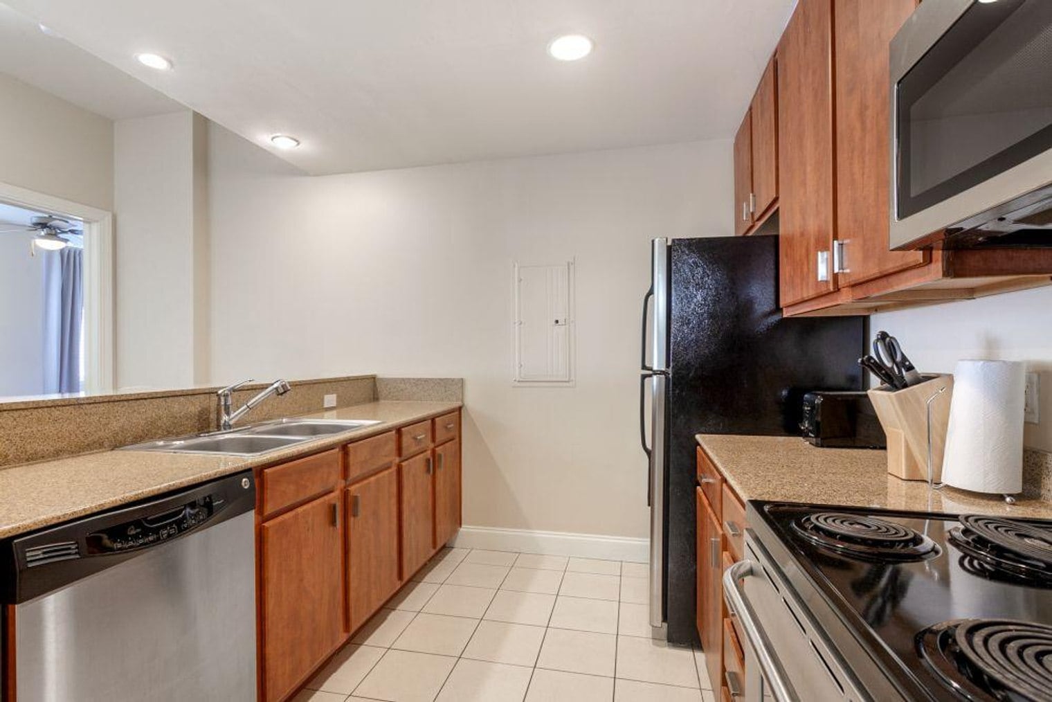 Building Photo - 925 Common St