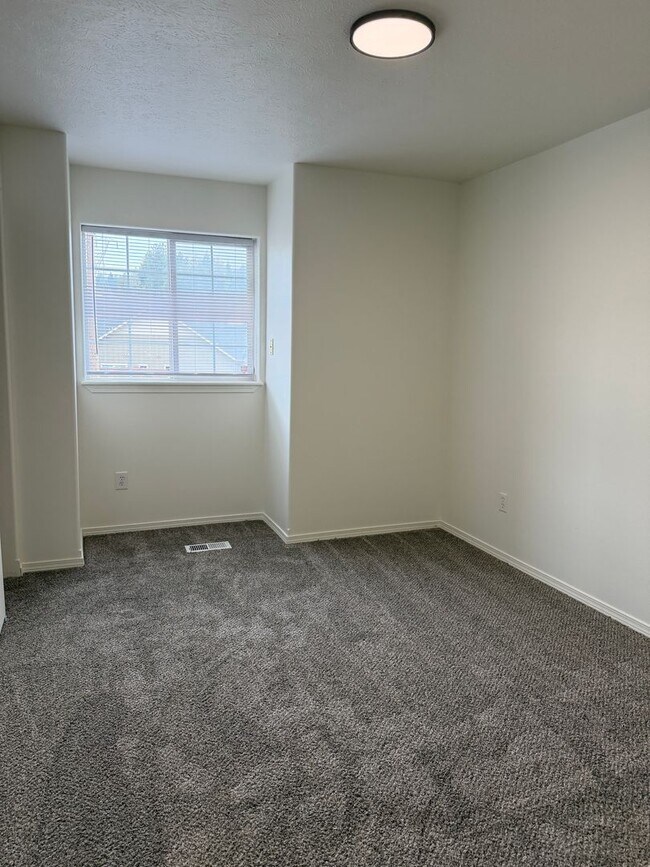 Building Photo - 4 Bedroom Duplex for Rent