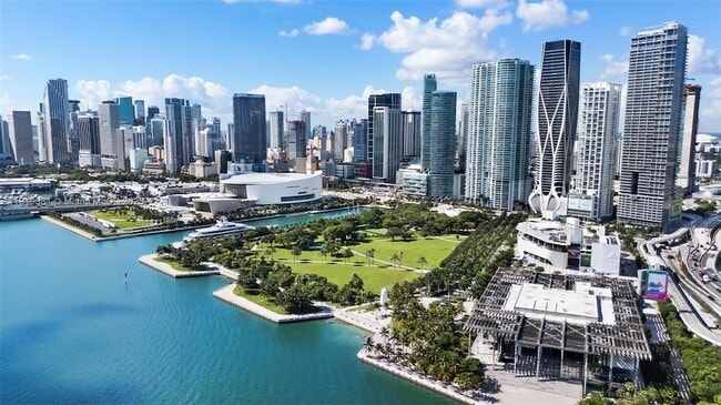 Building Photo - 601 NE 1st Ave