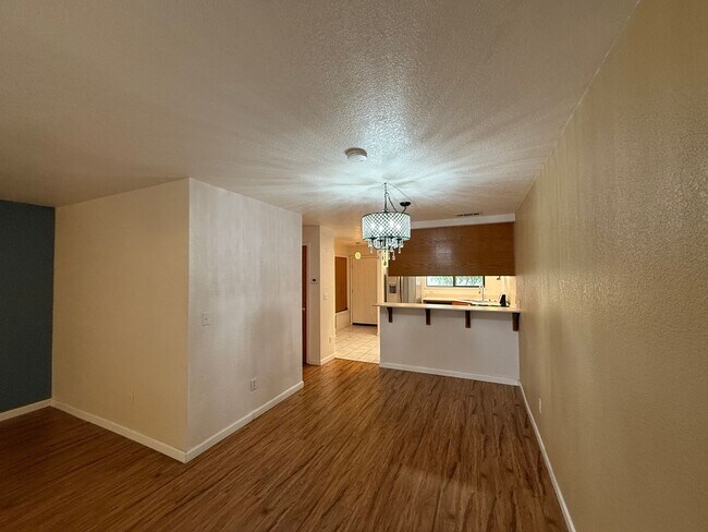 Building Photo - 2-bedroom condo near shopping, restaurants...