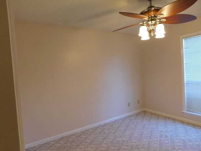 Building Photo - 3 Bedroom Home in Pebble Creek Subdivision