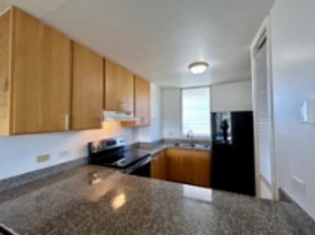 Building Photo - Beautiful golf course views from this Salt Lake - Moanalua condo!