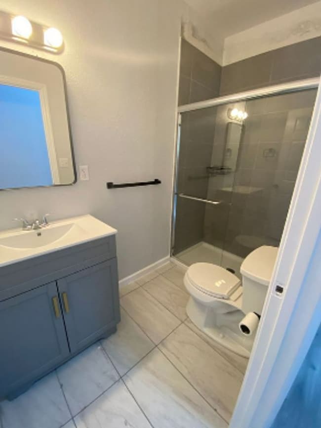 Building Photo - 2 Bedroom 1 Bath Duplex in Lakeland for RENT!