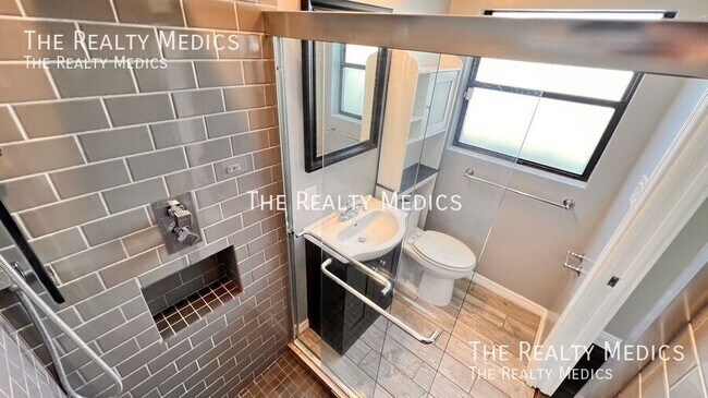 Building Photo - 929 Dupont Ave