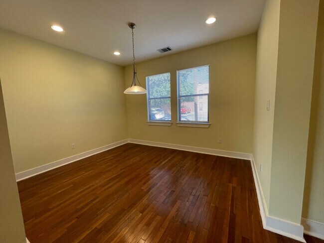 Building Photo - 5bed/3bath house in North Campus