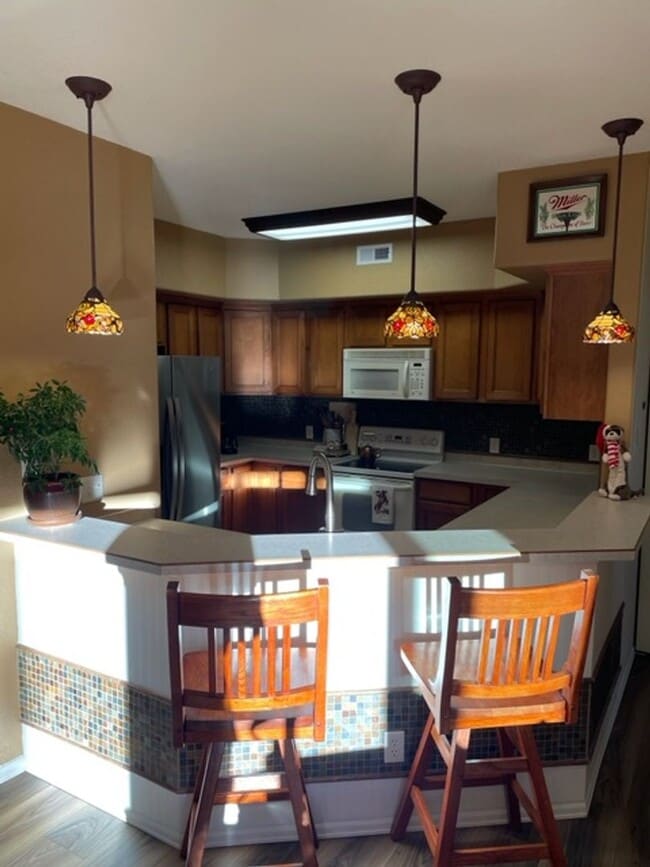 Building Photo - Bright & Open 2 Bedroom Condo on West Side