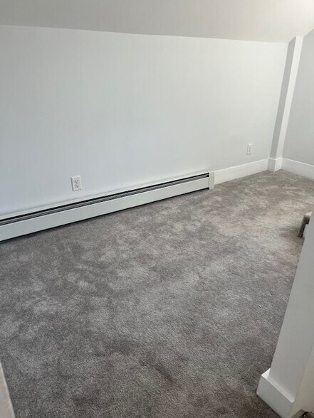 Landing without furniture - 44 N Spring St