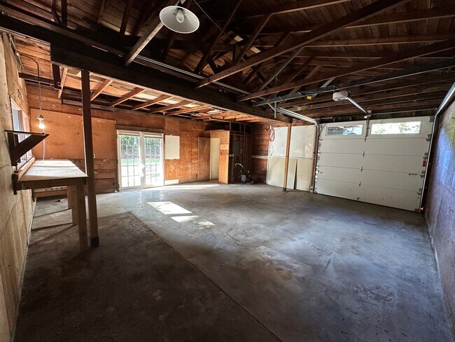 Building Photo - Burien - Recently Renovated 2 Bedroom / 1.5 Bath with Normandy Park Beach Rights