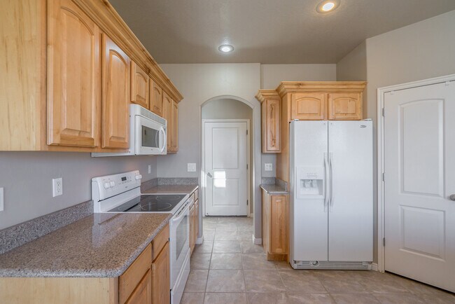 Building Photo - Beautiful St. George Home - Community Pool...