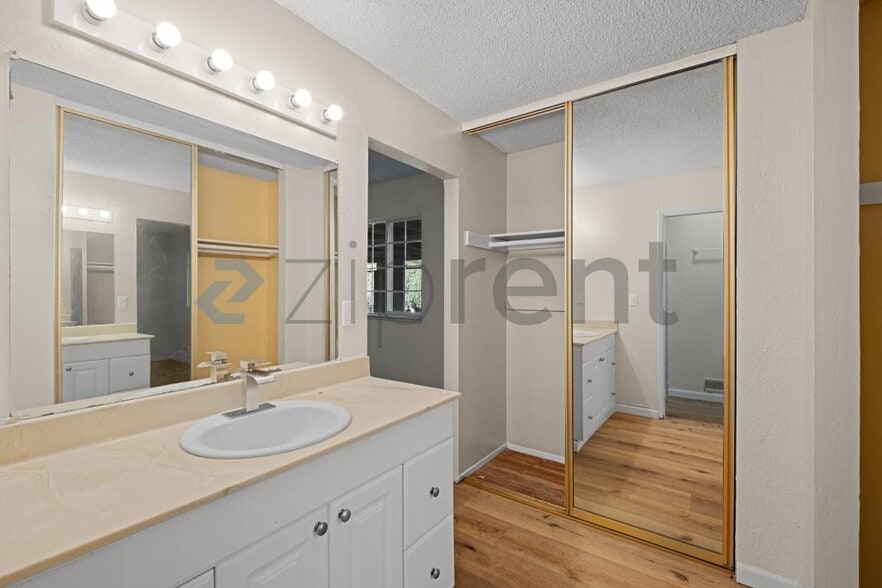 Building Photo - 1471 Valenzuela Ct