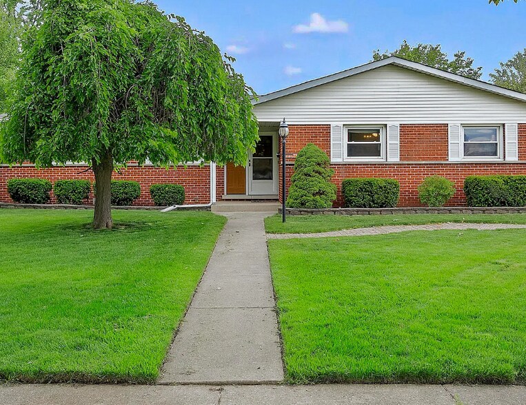 Primary Photo - 15W644 Patricia Ln