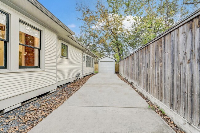 Building Photo - Completely renovated Heights historic bung...