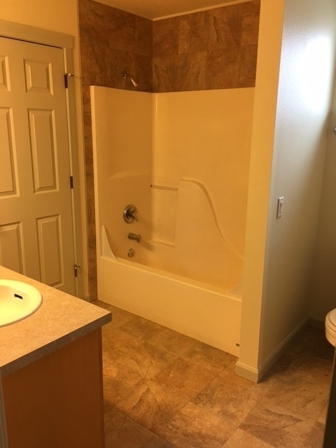 Building Photo - Condo close to downtown