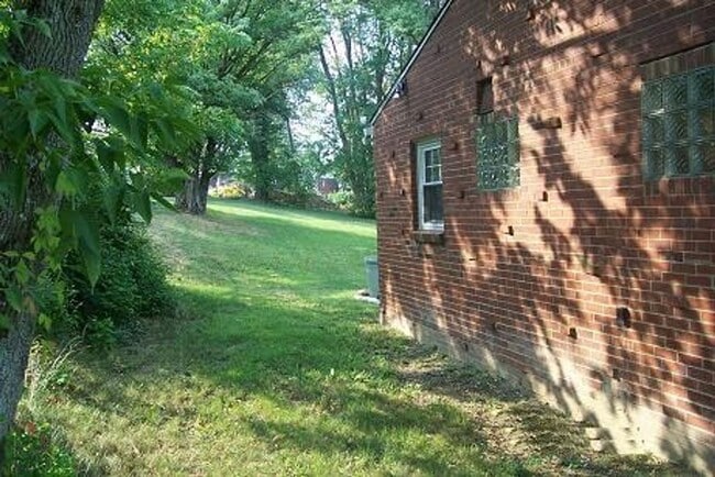 Building Photo - Beautiful Three Bedroom with Basement and Garage