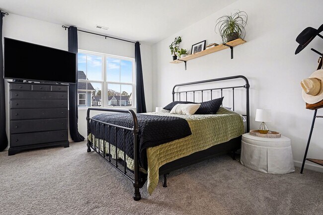 Building Photo - 3BR Like-New End-Unit Townhome – Wendell Falls