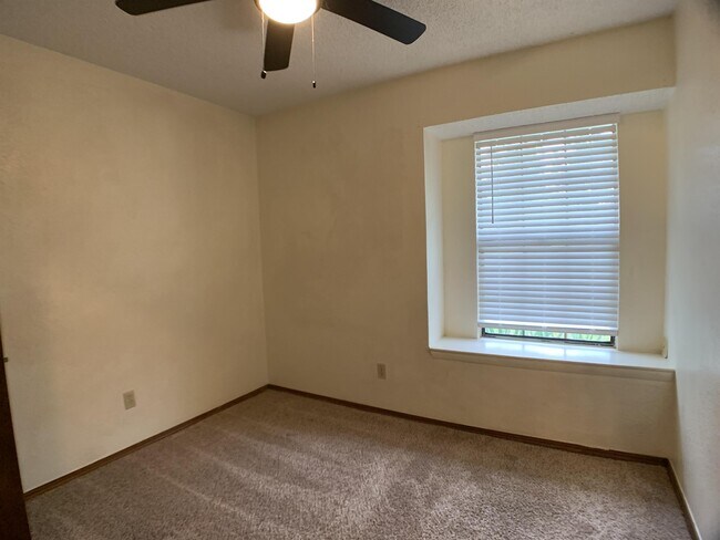 Building Photo - 805 Hawks Nest Dr