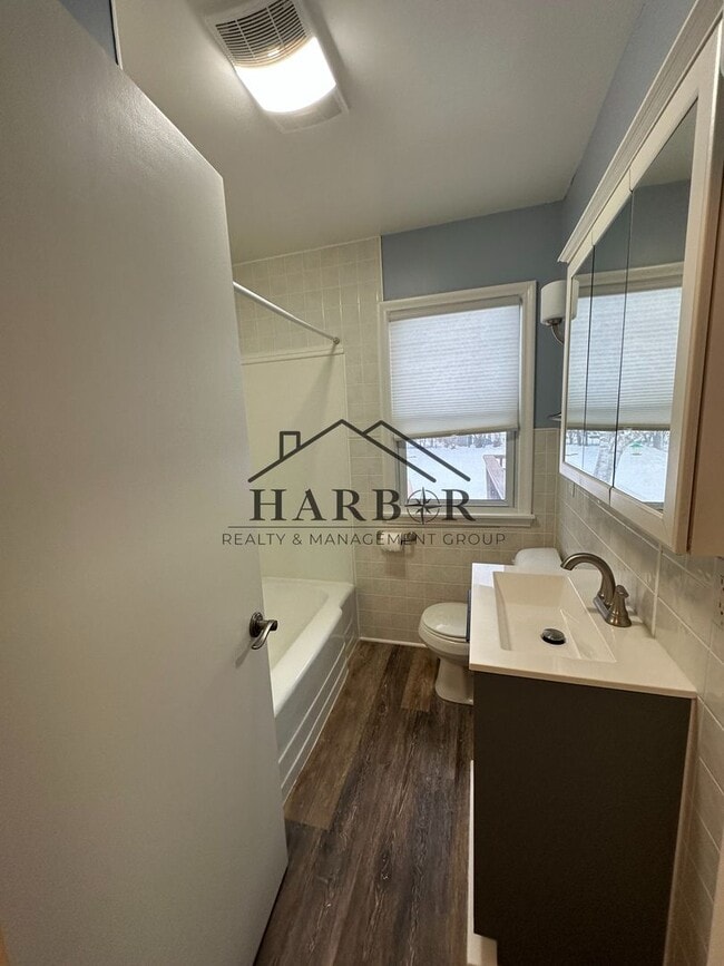 Building Photo - Recently Renovated 3 Bedroom Home!