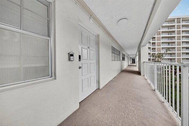 Building Photo - 3090 N Course Dr