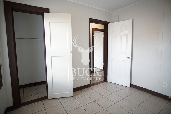 Building Photo - 211 E Harmon Dr