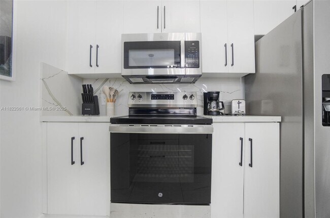 Building Photo - 1200 Brickell Bay Dr