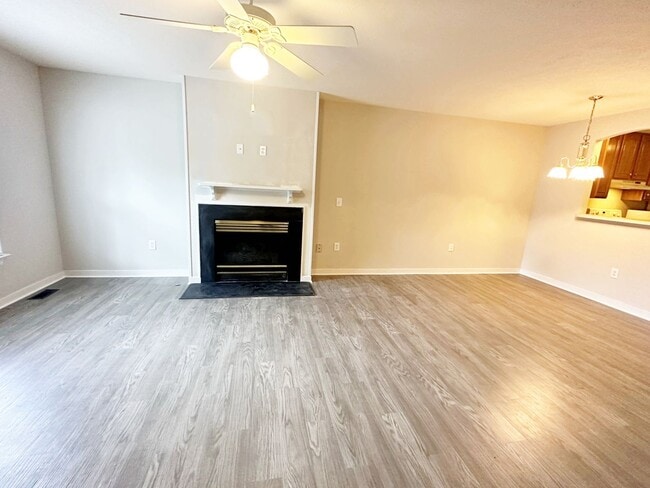Building Photo - 4 Bedroom Townhouse Near Chesterfield Cour...