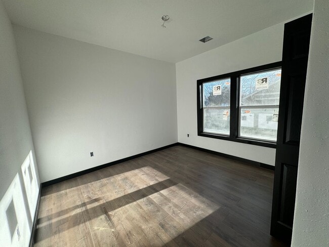 Building Photo - Newly remodeled 3 bedroom 2 bath across from Park!