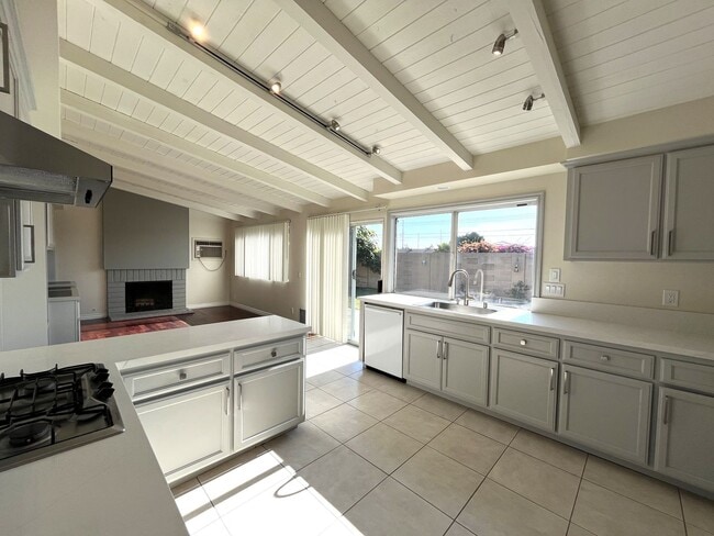 Building Photo - Spacious 3-Bedrooms, 2-Bath Home Plus Offi...