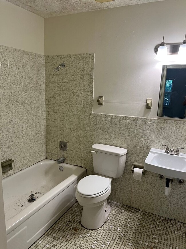 Building Photo - Spacious 3 bedroom house in SW Springfield!