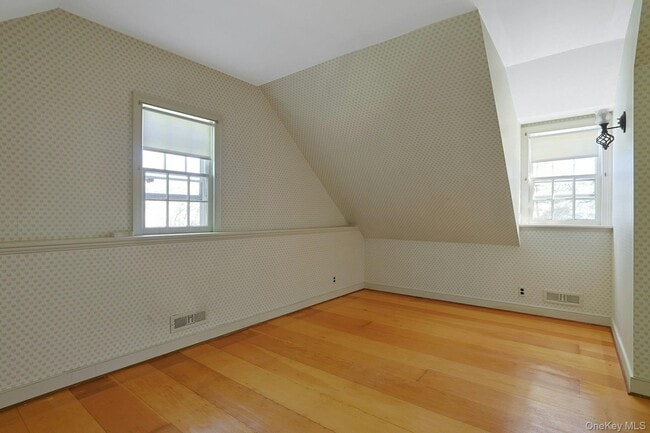 Building Photo - 105 S Greenbush Rd