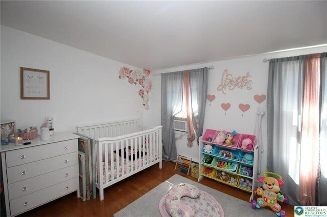 Building Photo - 822 E 8th St