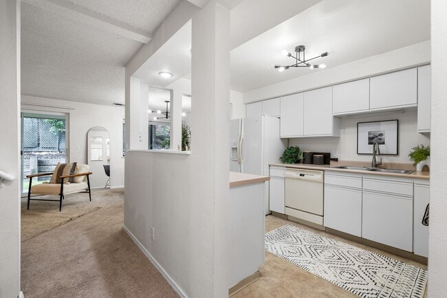 Building Photo - Private End-Unit Condo in Southeast Boise | Pool Access + Great Location