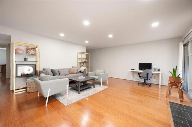 Building Photo - 23 Middleton Ct