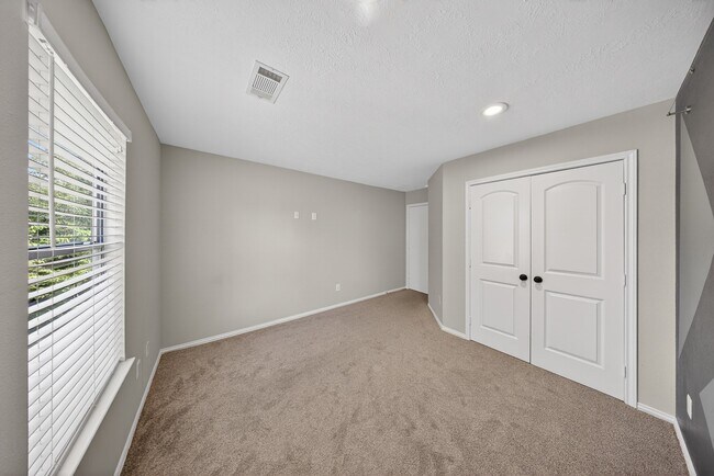 Building Photo - 7243 River Pines Dr