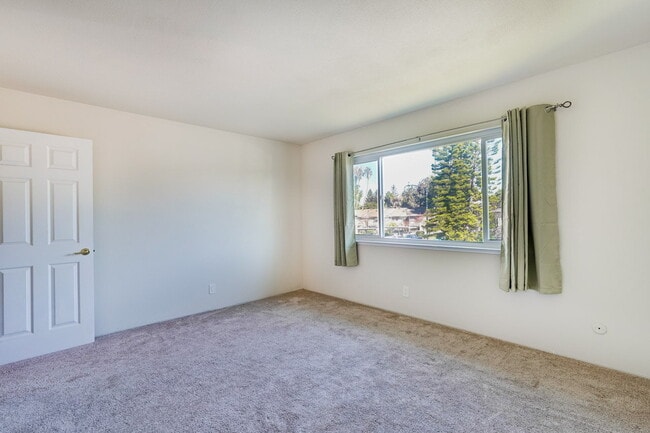 Building Photo - Conveniently located 2BR/1.5BA townhome style duplex unit in Sunnyvale