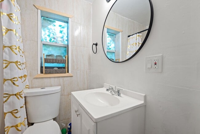 Building Photo - Spacious 1 Bed / 1 Bath Apartment Near Downtown Miami