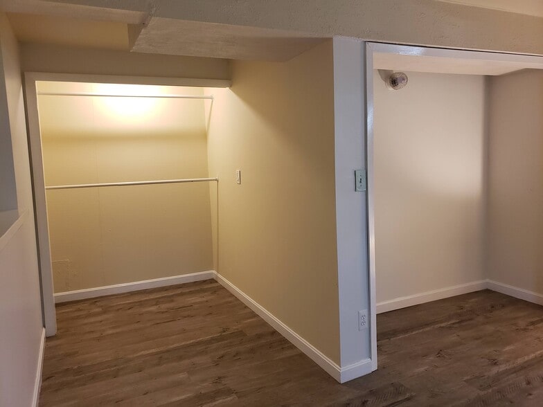2 extra large closets in master bedroom - 25 Pinehurst Rd