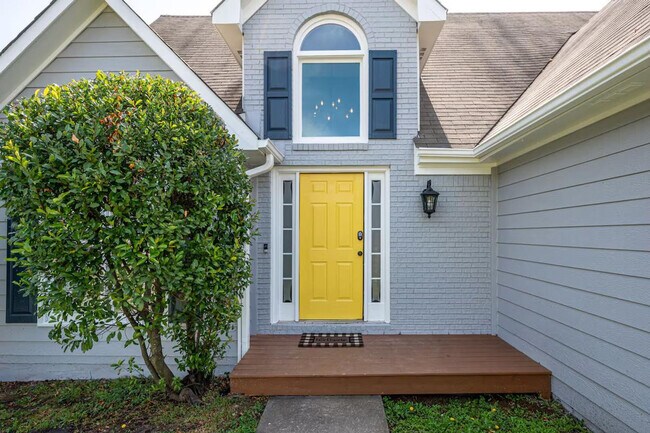 Building Photo - 13 Windfield Dr