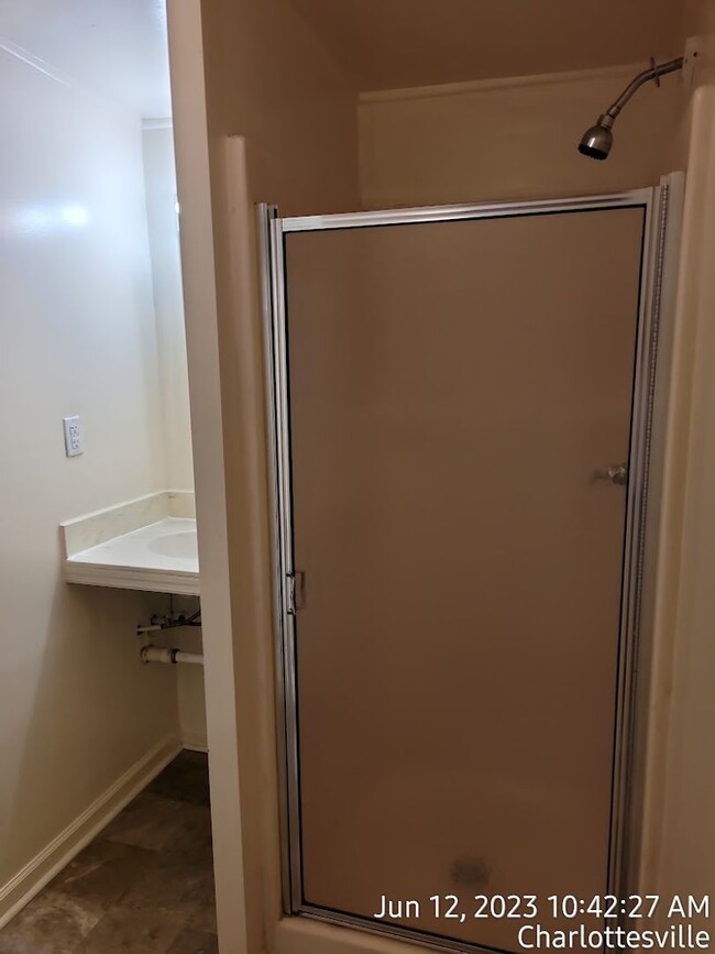 Building Photo - 2025-2026 School Year Available  / 6 BR, 3...