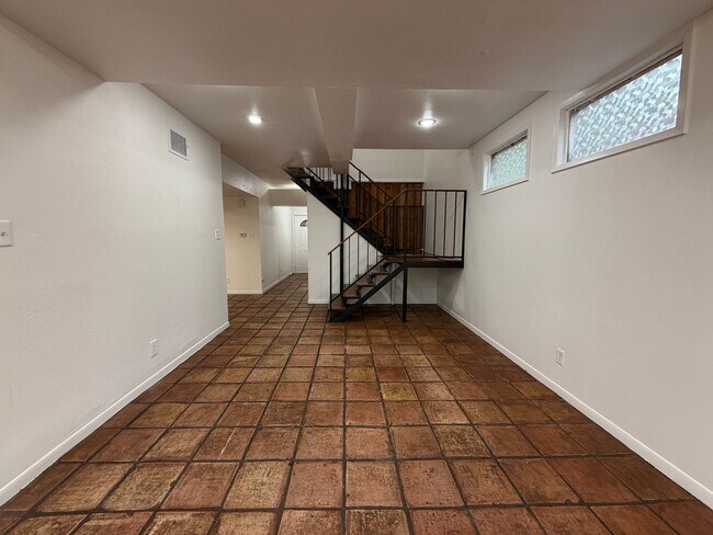 Building Photo - 802 Leonard St