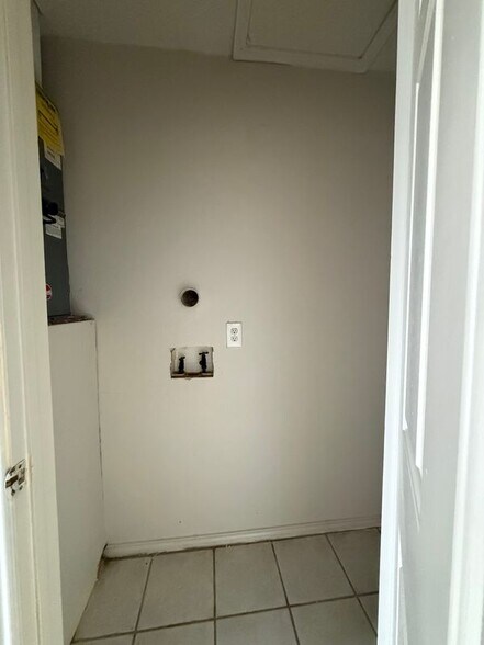 Building Photo - 1802 Oasis Dr