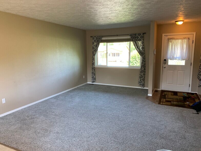 Open Living Space - 1054 S Lucas Way