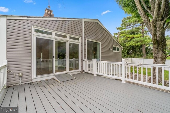 Building Photo - 102 Greenmeadow Dr